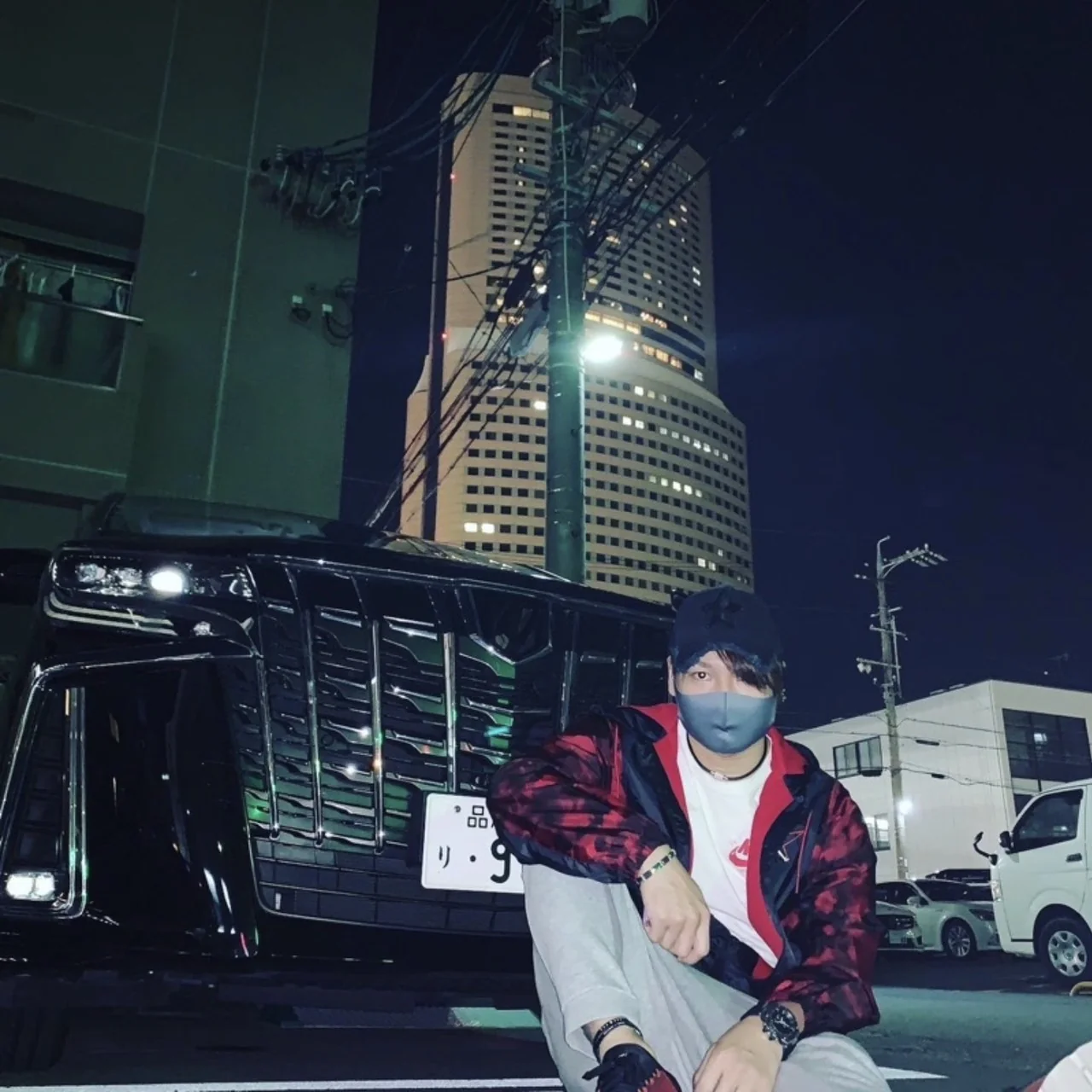 鈴king.のプロフィール写真。夜の街を背景に佇む姿